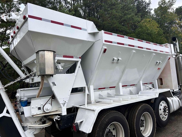 2008-peterbilt-388-image-17