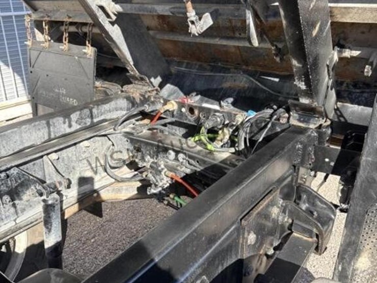 2004-freightliner-fl70-image-32