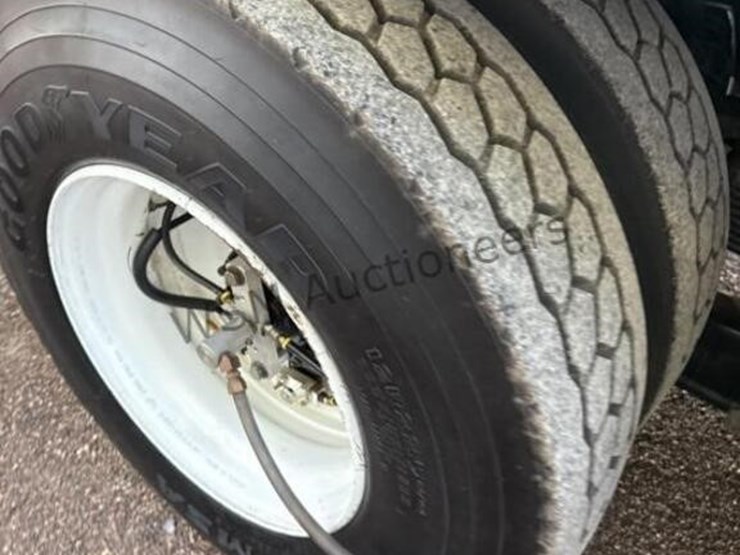 2012-freightliner-m2-106-image-16