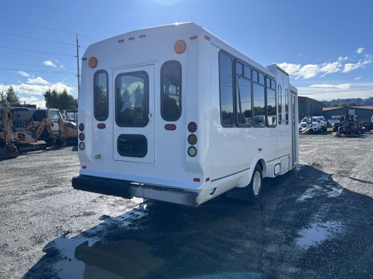 2014-chevrolet-express-paratransit-bus-image-4