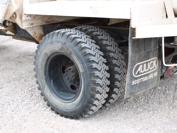 1982-international-s1700-image-11