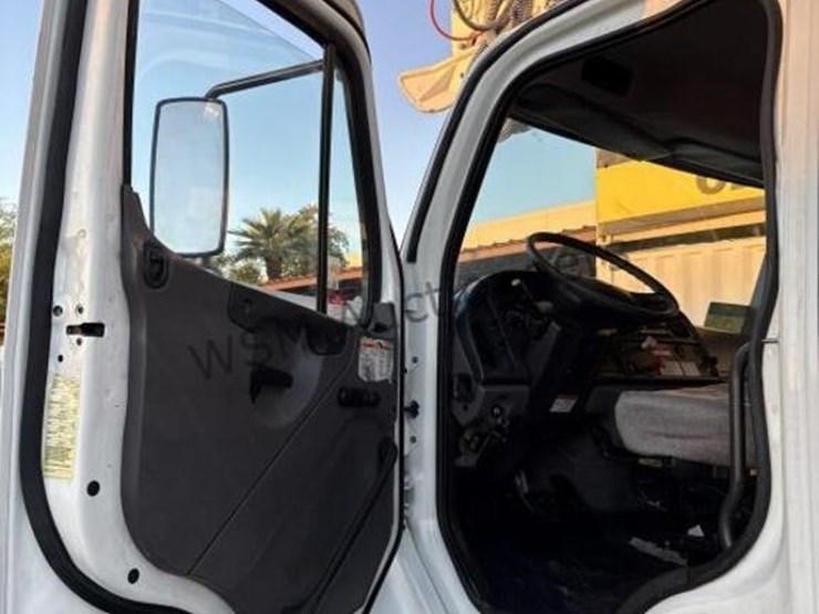 2012-freightliner-m2-106-image-57