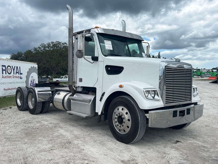 2015-freightliner-122sd-image-2