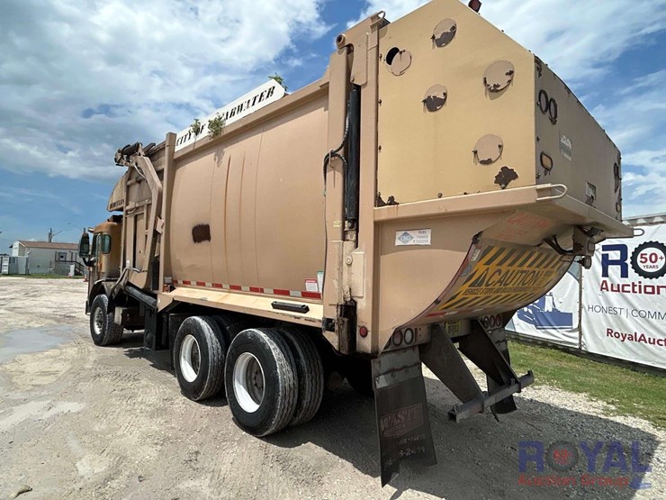 2015-peterbilt-320-image-4