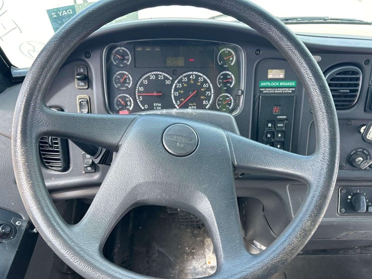 2007-freightliner-b2-image-12