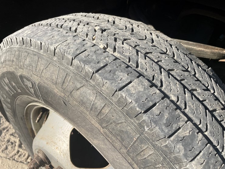 #1007-•-2017-chevy-3500-diesel-utility-truck,-(has-title)-image-11