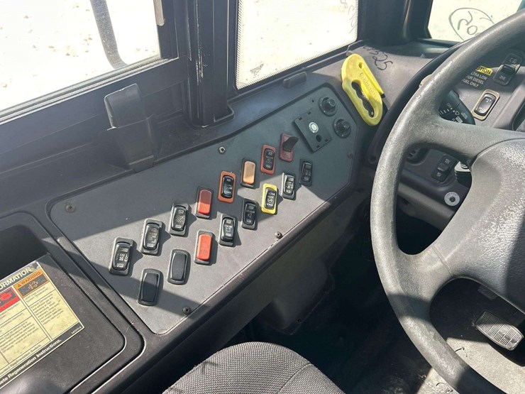 2009-freightliner-b2-image-13