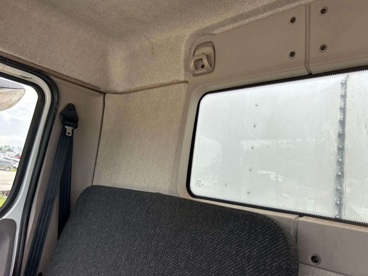 2017-peterbilt-220-image-29