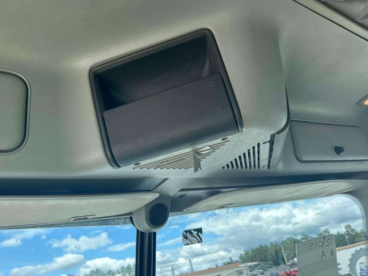 2015-freightliner-122sd-image-15