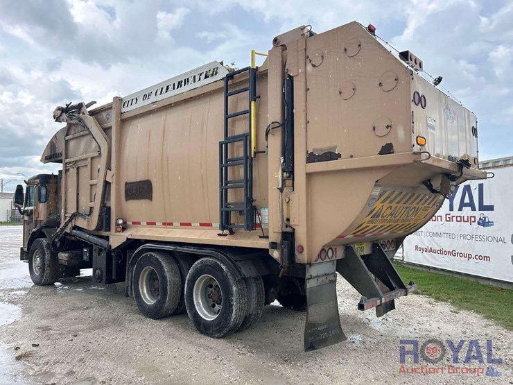 2016-peterbilt-320-image-4