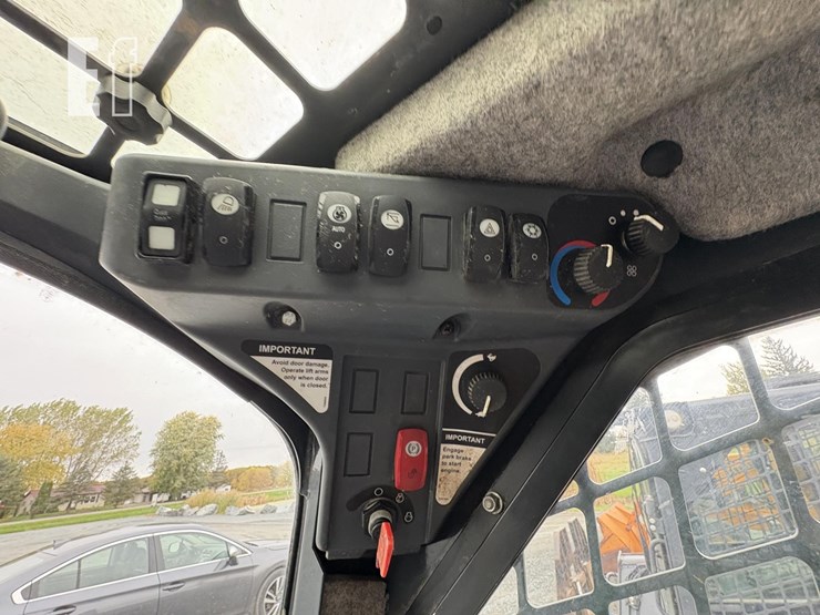 2015-deere-326e-image-19