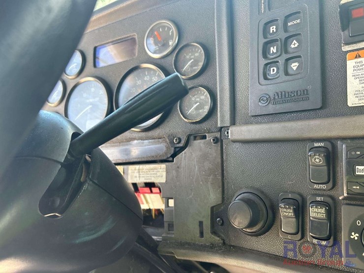 2014-peterbilt-384-image-22