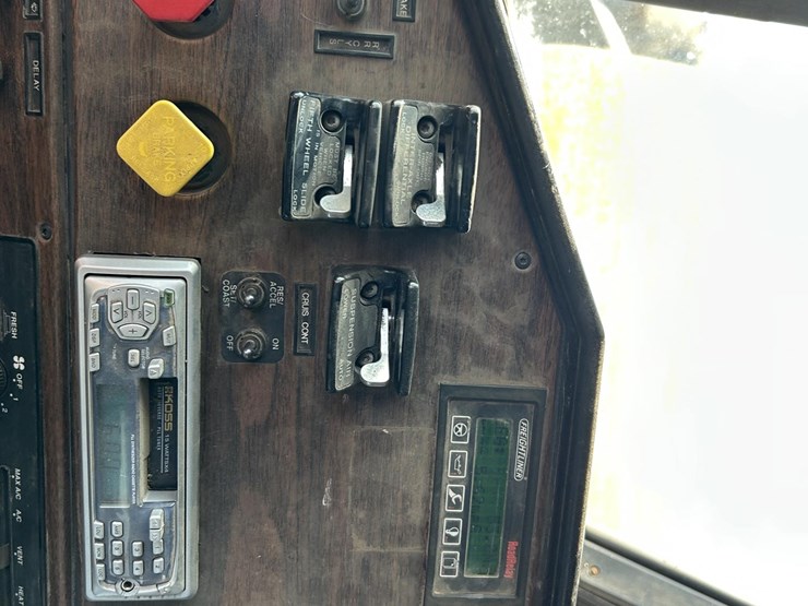 1995-freightliner-fld112-image-45