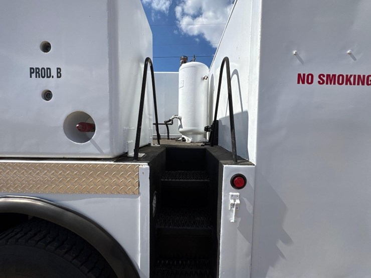 2007-peterbilt-335-image-17