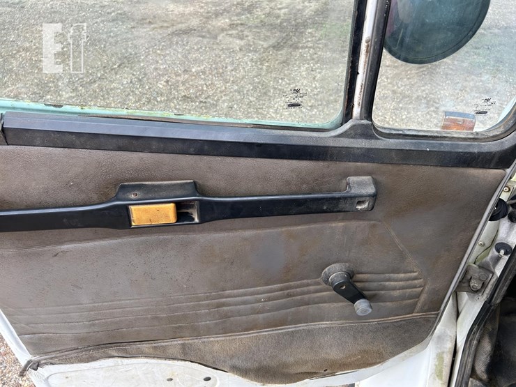 2004-freightliner-fl70-image-16