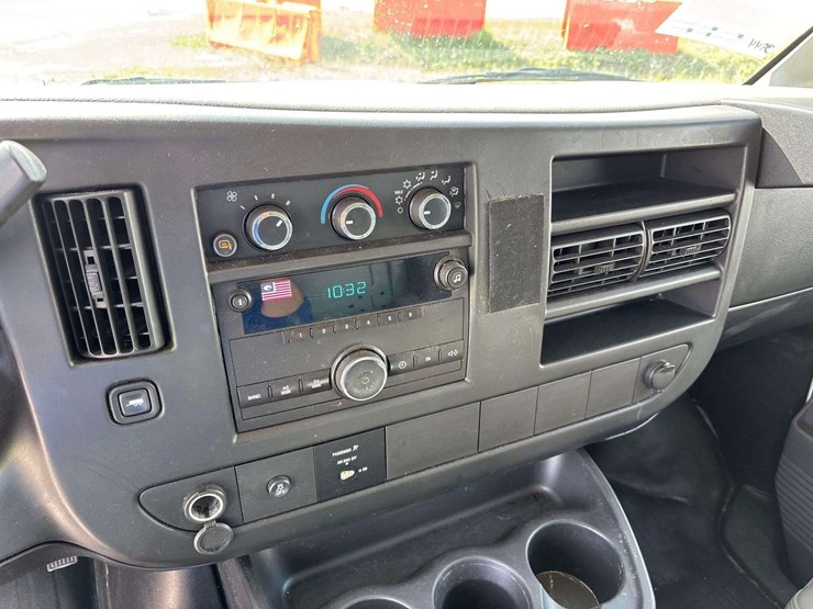 2014-chevrolet-express-3500-image-21