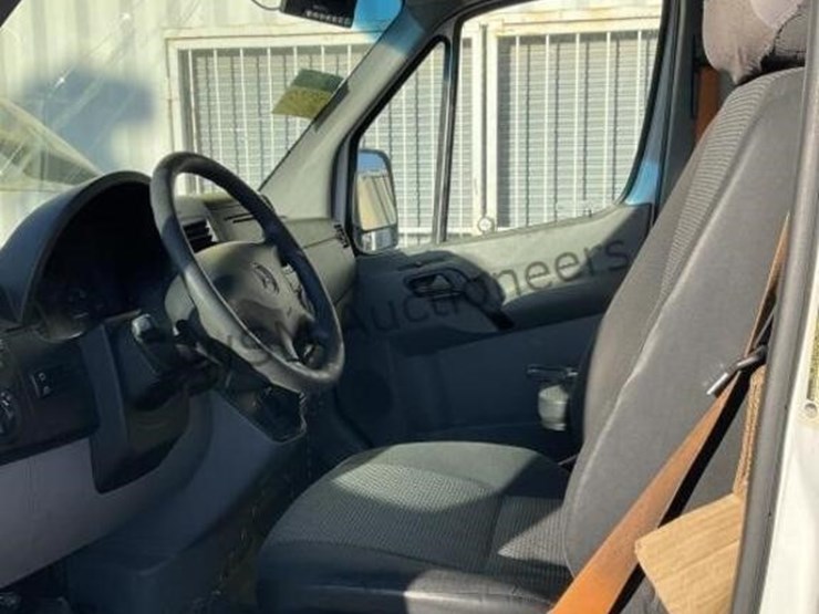 2011-mercedes-benz-sprinter-catering-van-image-23