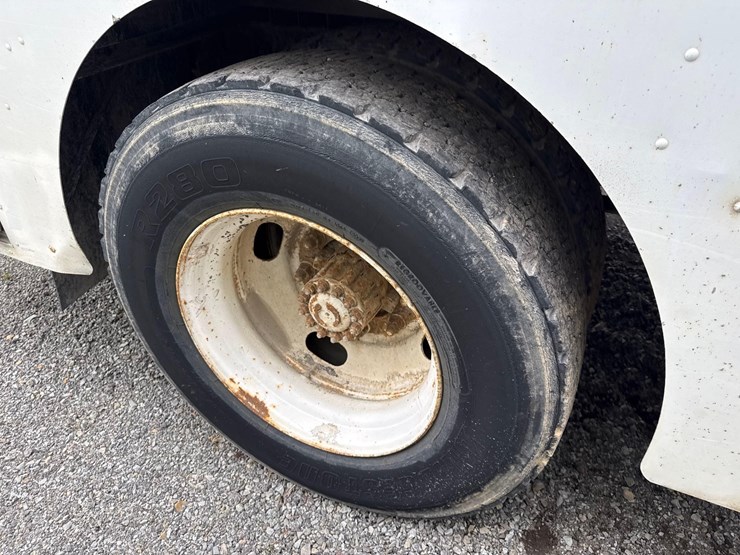 2002-freightliner-mt55-image-12