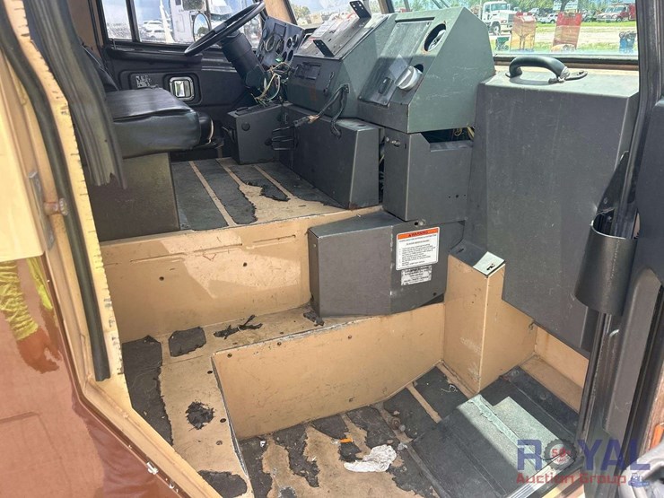 2012-crane-carrier-low-entry-t/a-rear-loader-garbage-truck-image-21