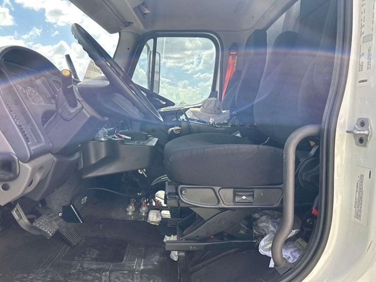 2020-freightliner-m2-106-elgin-eagle-series-4mf-street-sweeper-truck-image-17