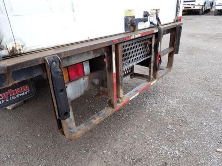 2018-isuzu-nrr-image-38