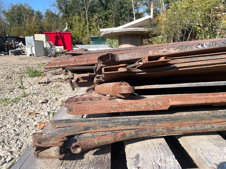 #1041-•-pallet-of-plow-parts-image-7