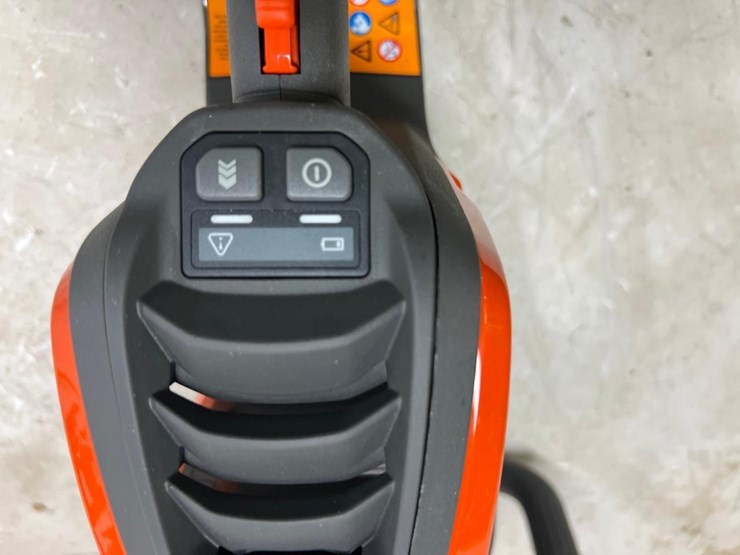 husqvarna-max-battery-series-40v-18"-chain-saw-image-8