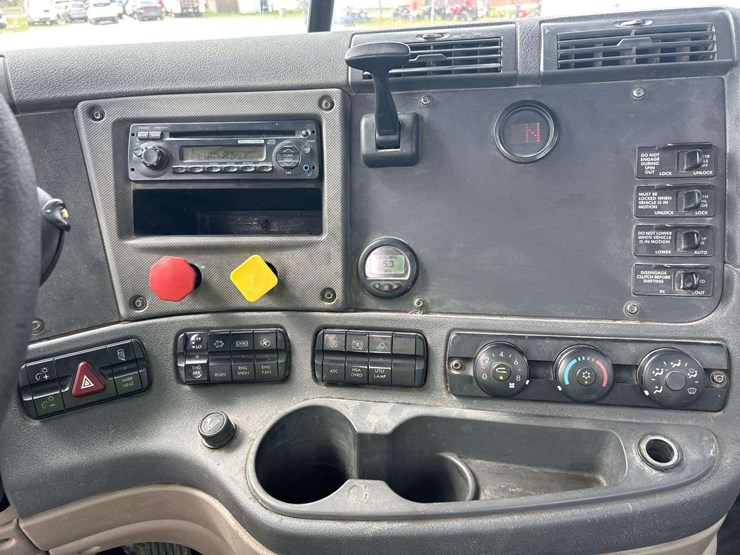 2015-freightliner-cascadia-125-image-26