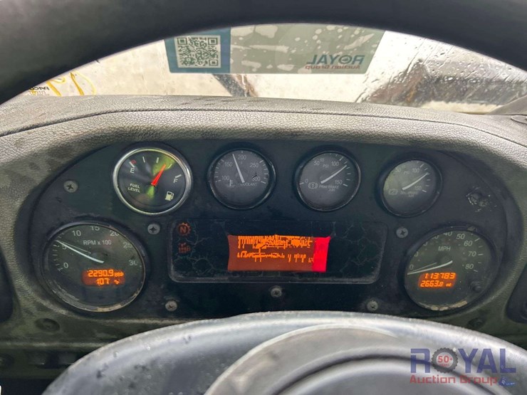 2016-peterbilt-320-image-12