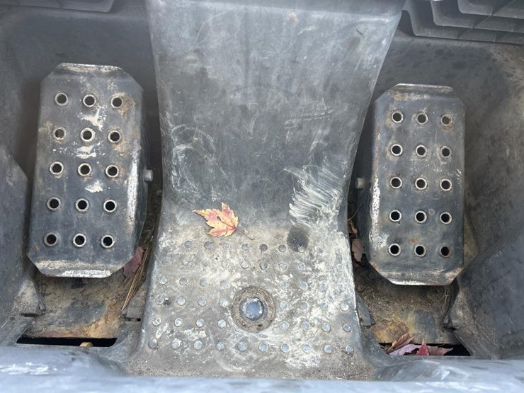 2016-deere-326e-image-41