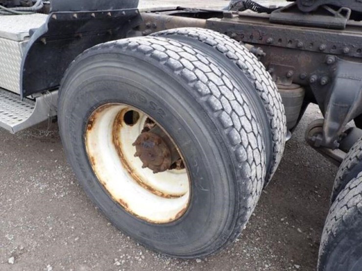 2010-freightliner-cascadia-t/a-hiway-tractor---day-image-42