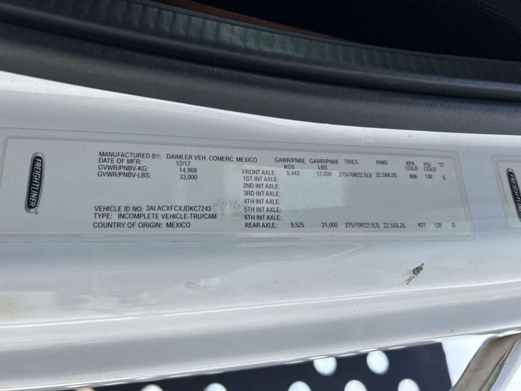 2018-freightliner-m2-106-lay-flat-roll-back-truck-image-9