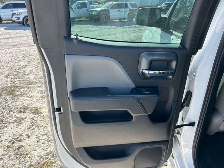 2018-chevrolet-1500-image-21