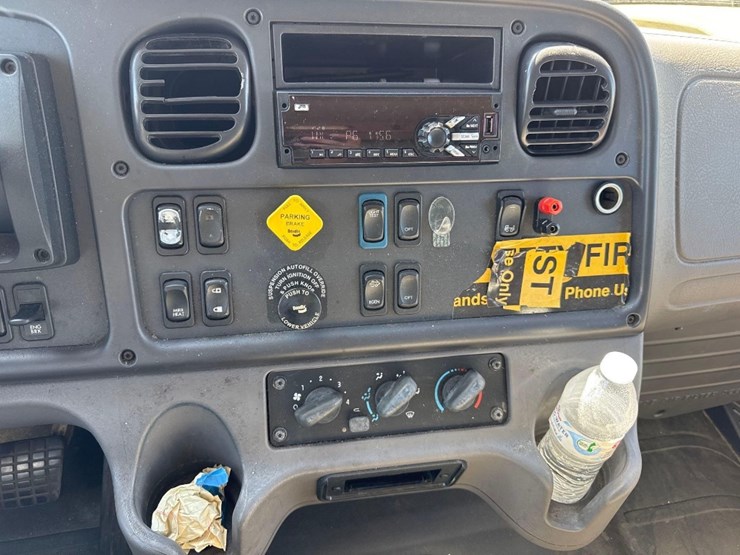 2020-freightliner-m2-26'-box-truck-image-19