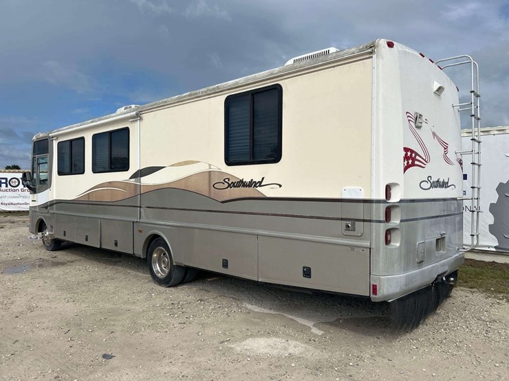 1999-southwind-fleetwood-34n-34ft-class-a-motorhome-image-4