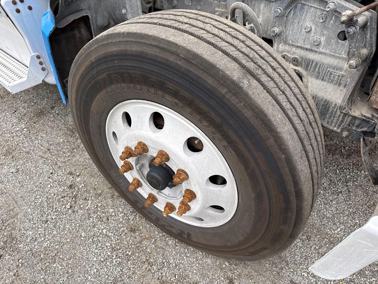 2018-peterbilt-567-image-15