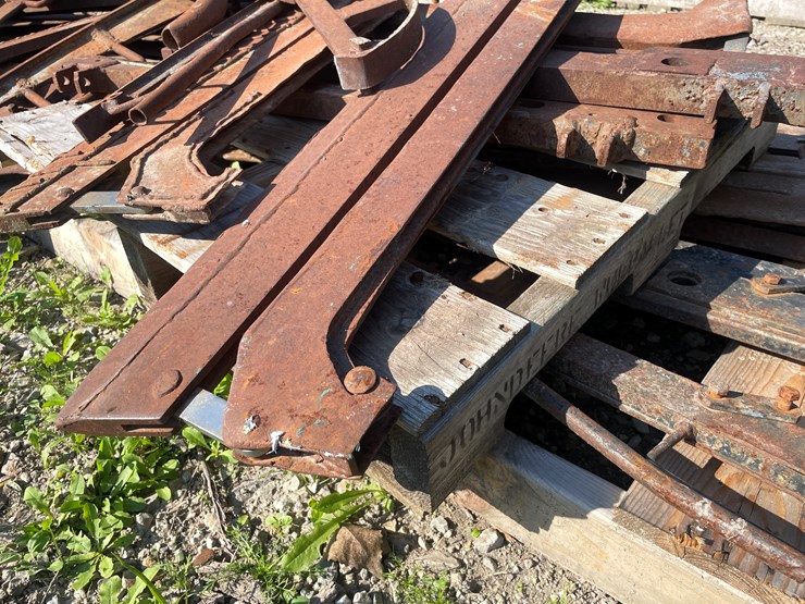 #1040-•-pallet-of-plow-parts-image-9