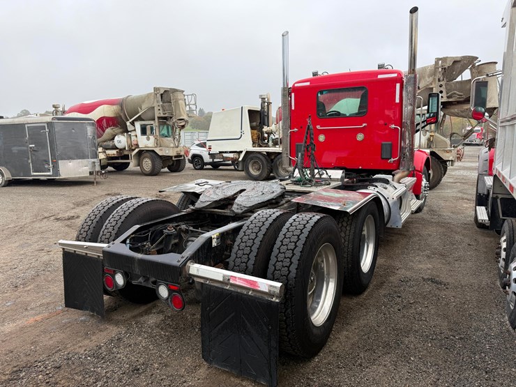 2017-peterbilt-567-image-4