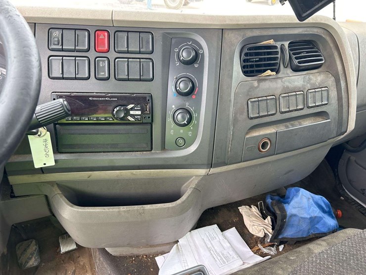 2017-peterbilt-220-image-25