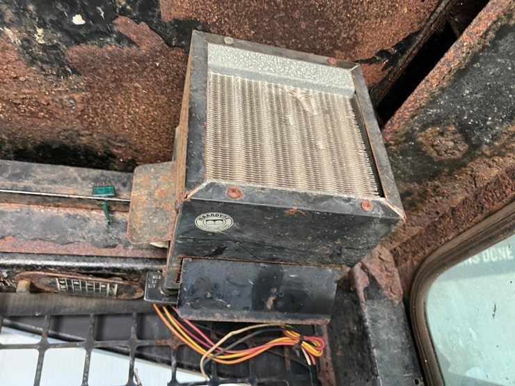 new-holland-lx885-image-24