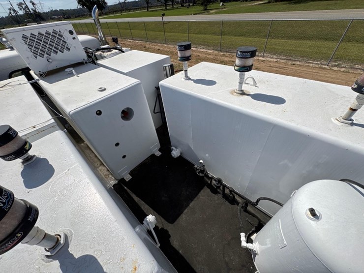 2007-peterbilt-335-image-18