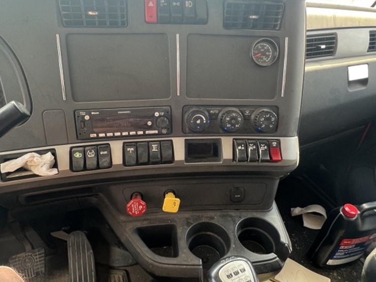 2022-kenworth-w990-image-16