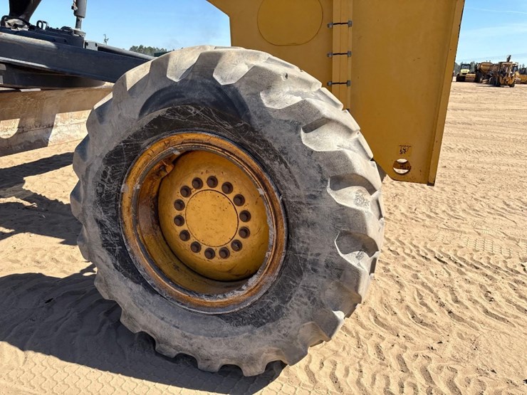 2014-deere-672g-image-12