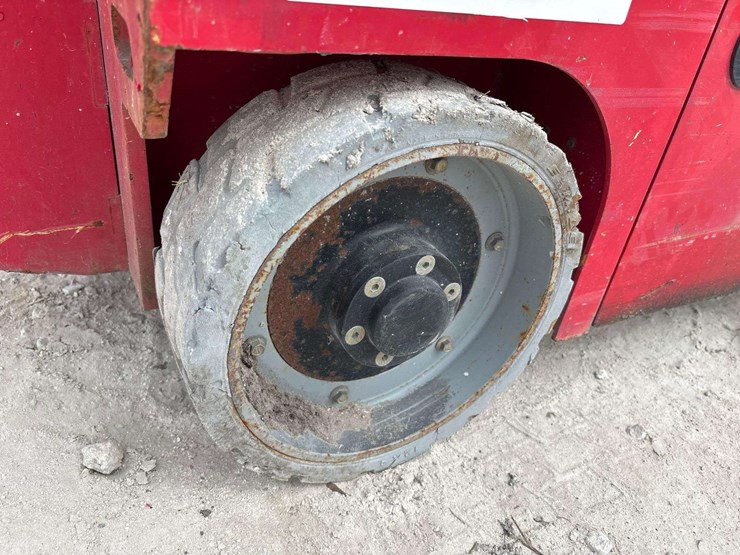 2017-mec-1930se-19ft-scissor-lift-image-15