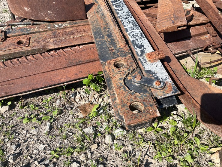 #1040-•-pallet-of-plow-parts-image-5