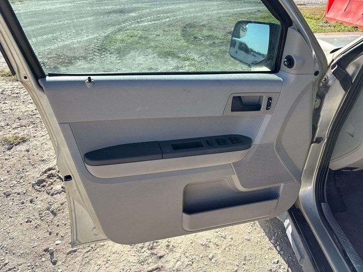 2011-ford-escape-image-11