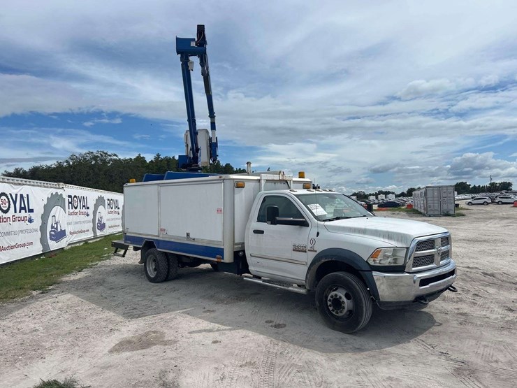 2015-ram-5500-versalift-sst-40ne-40ft-sign-bucket-truck-image-2