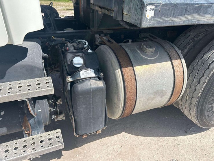 2011-freightliner-m2-112-tri-axle-dump-truck-image-16