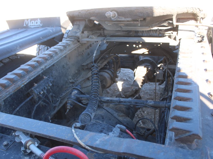 #2045-•-#2045--2013-mack-chu613-semi-tractor-image-22