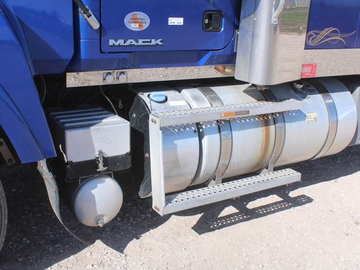 #2045-•-#2045--2013-mack-chu613-semi-tractor-image-15